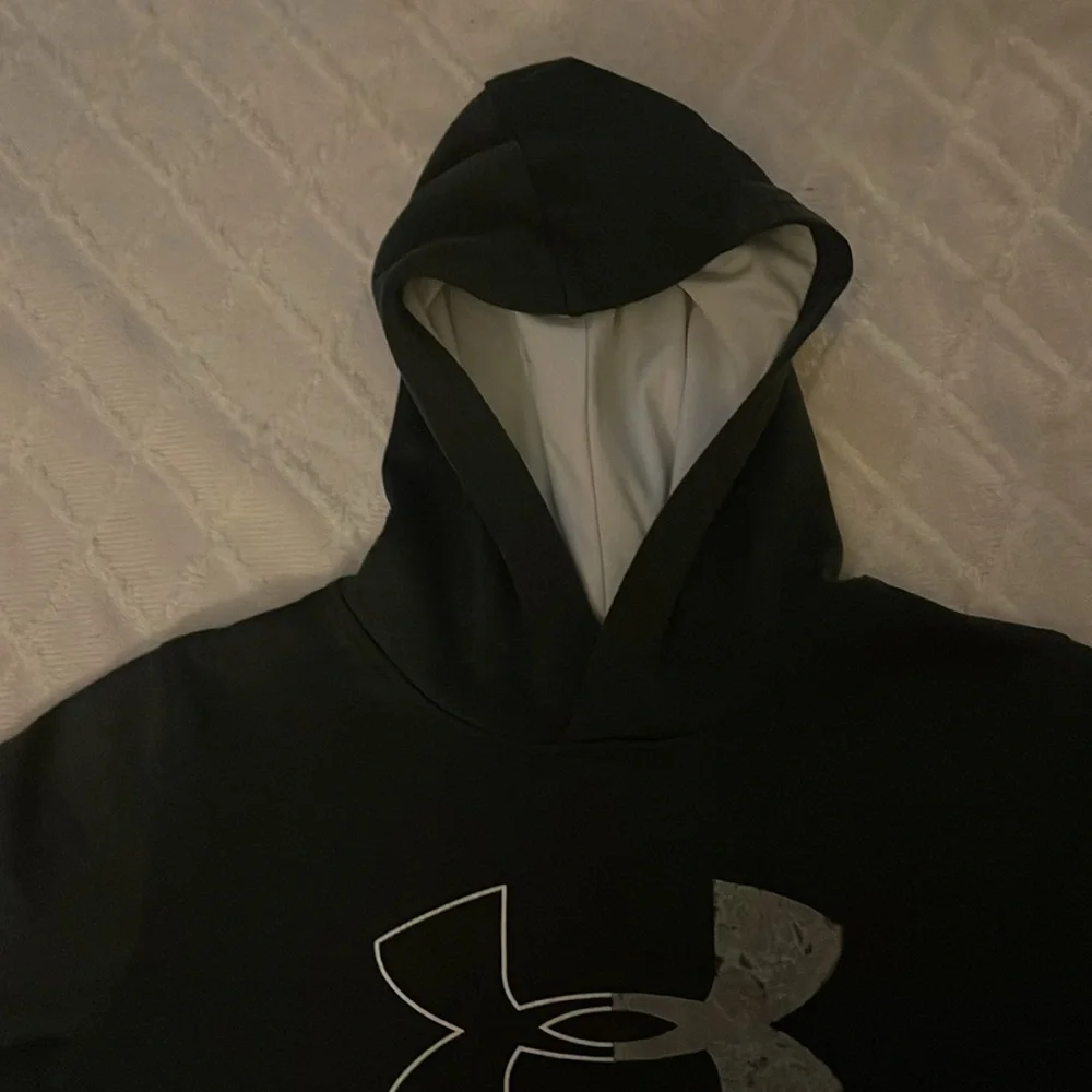 Under Armour Dark Gray hooded sweatshirt. Youth XL. Excellent condition